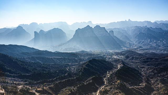 游东太行，望群山 ，感悟‘云海翻腾走龙蛇，绝壁生辉见奇峰’