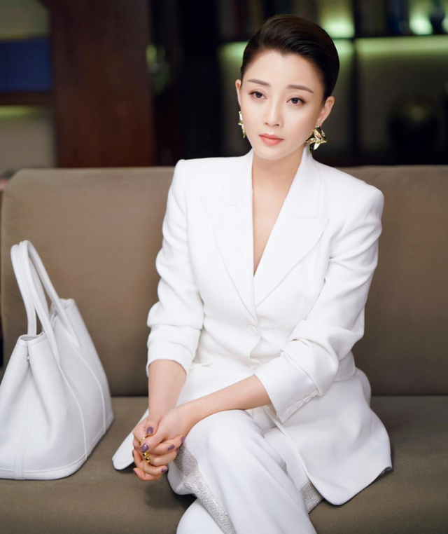 她是演员中的女富豪，豪车多的开不过来，如今45岁却活得像20岁