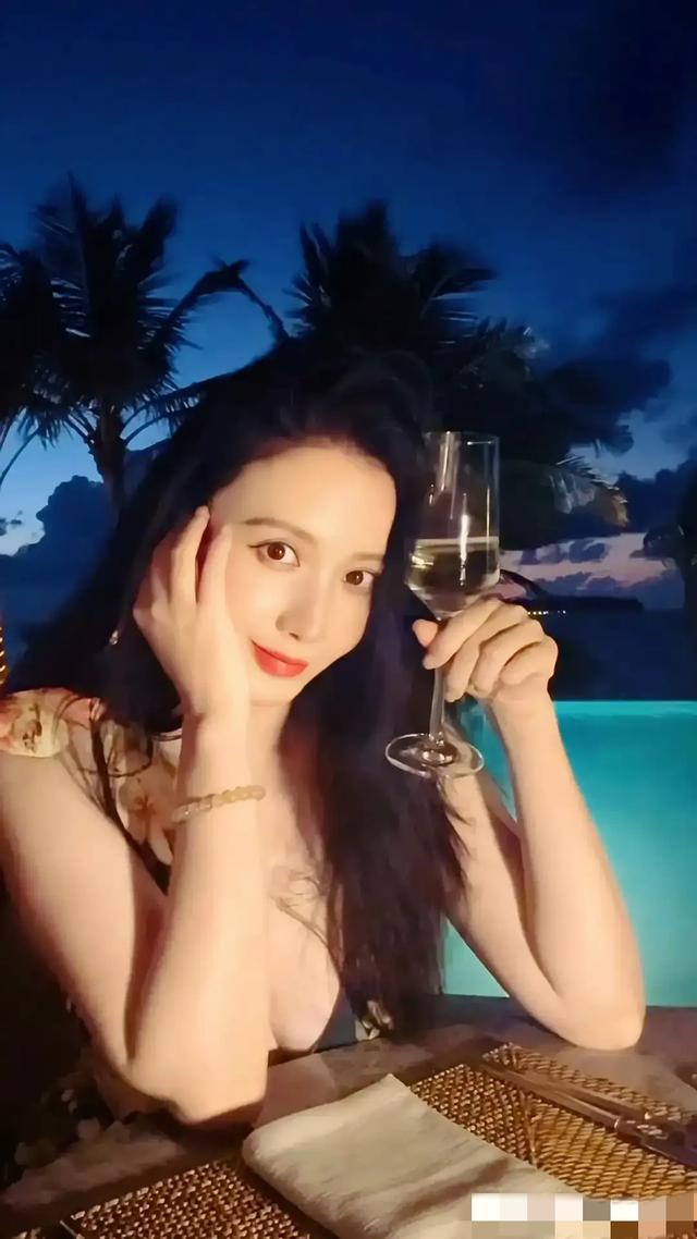 她绝对是娱乐圈胸最大的老板娘 喜欢展露身材，总是低胸深v露美腿