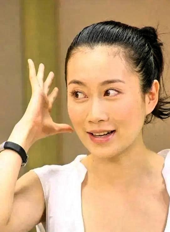 满脸小家子气就别演贵妇！温峥嵘一出手，才是真正的“豪门太太”