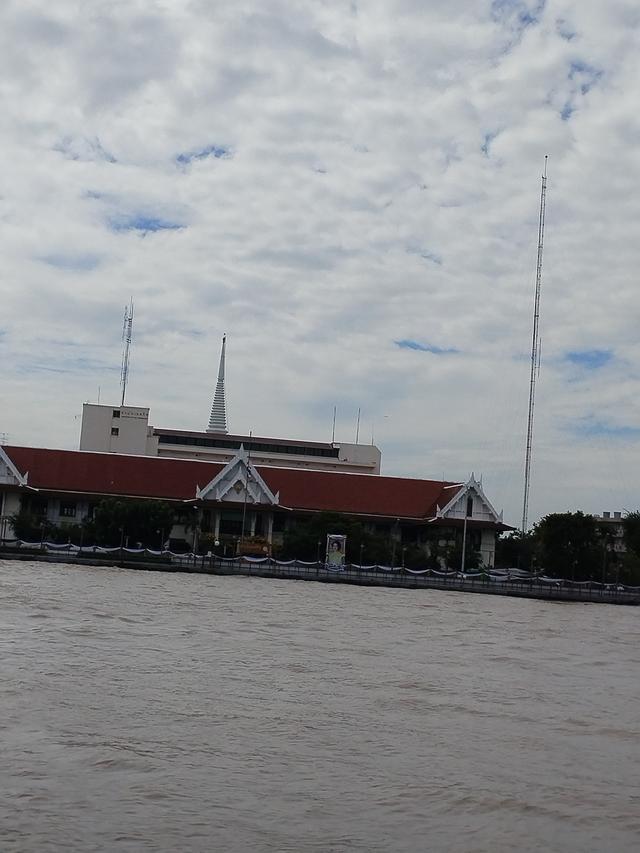 湄南河上，半船烟火半船风