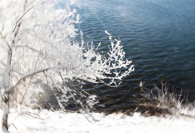 吉林市迎入冬首场雾凇 银装景致添冬日氛围