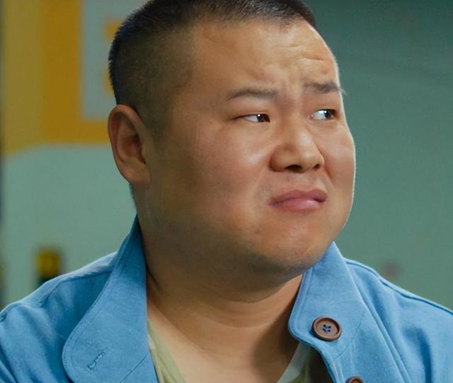 才宣布不上2026央视春晚	，岳云鹏被扒底朝天，打小抄是冰山一角