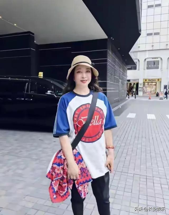 刘晓庆换新发型美到认不出，配上花西装，74岁嫩得像34岁
