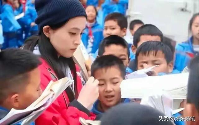 毛阿敏19岁的女儿，竟然是我们熟悉的她！穿红色冲锋衣太清纯了