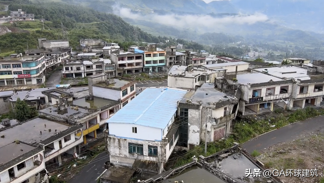 一座被大地“吞掉”的小镇！昔日贵州煤都，如今成了荒山空城？