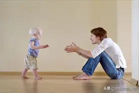 宝宝光脚好处竟然这么多，后悔知道得太晚图片