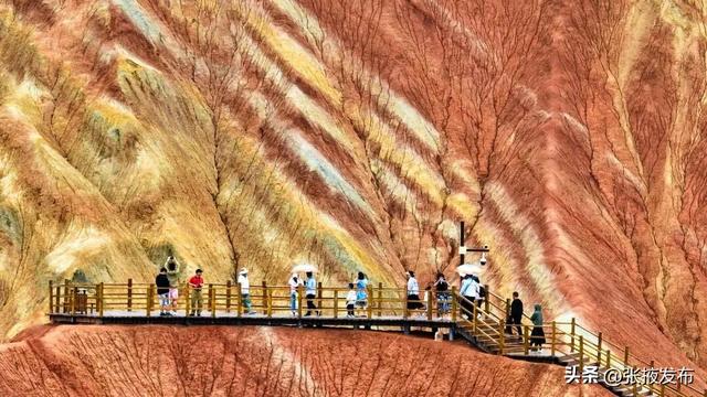 张掖七彩丹霞2025年游客量破300万人次的背后
