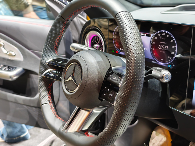 百年品牌奔驰遇生死劫，中国市场成重灾区，国产新能源打个漂亮仗