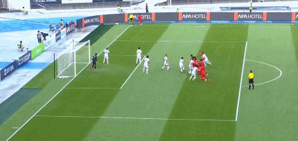 国足1-0香港，球员群殴引热议，球迷拍冲突视频称"这球踢得不对"