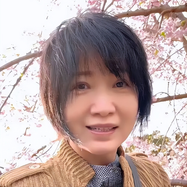 她连上4次春晚，和恩师同居怀孕，被骗流产，如今51岁依然单身！