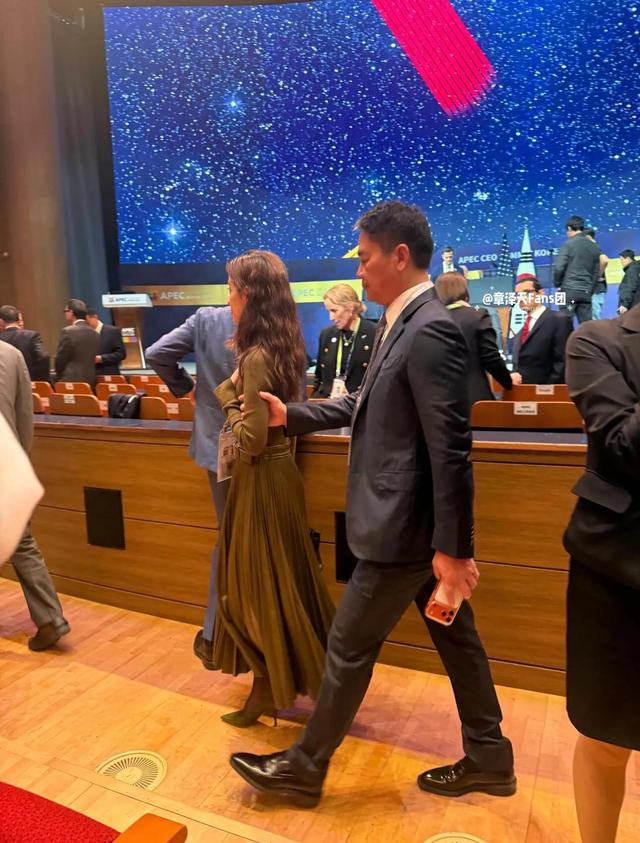 刘强东带章泽天见客户，56万爱马仕抢眼！他宠溺的眼神藏不住