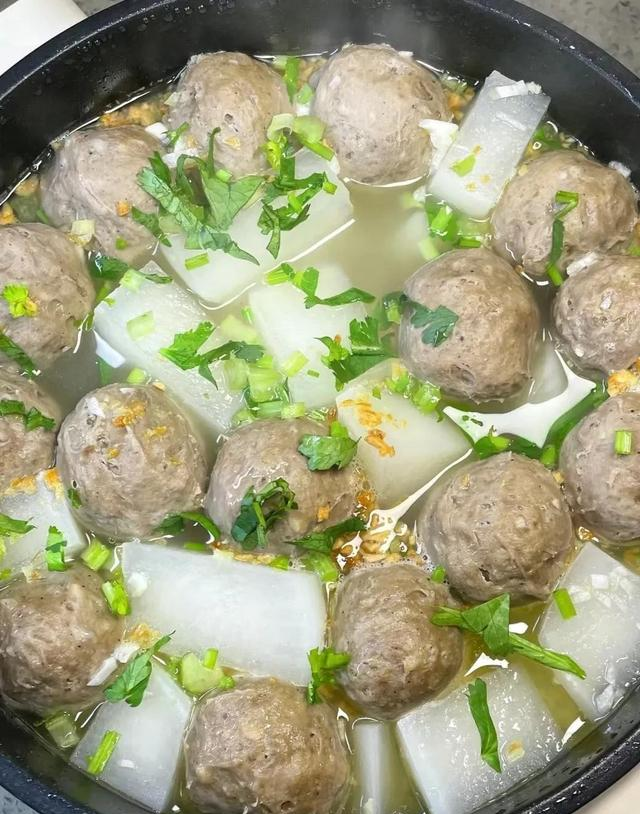 “冬天萝卜赛人参”，多吃一清热解毒，二健胃消食，三止咳化痰