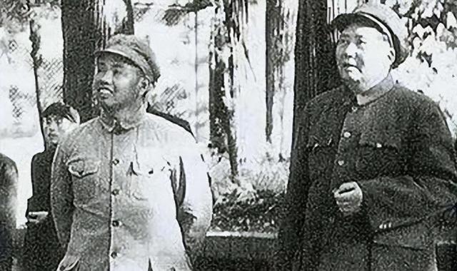 1948年毛主席东渡黄河，刚开船，毛泽东突然转身：快！给我照相