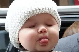 小时候吐舌头的贝小七13岁了，曾发胖过，如今越来越美像贝克汉姆图片