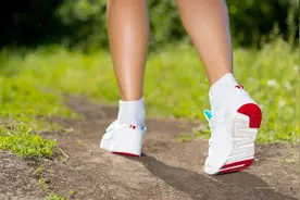 医生建议：走路时多做3个动作，拉屎顺畅，三高降降降！图片