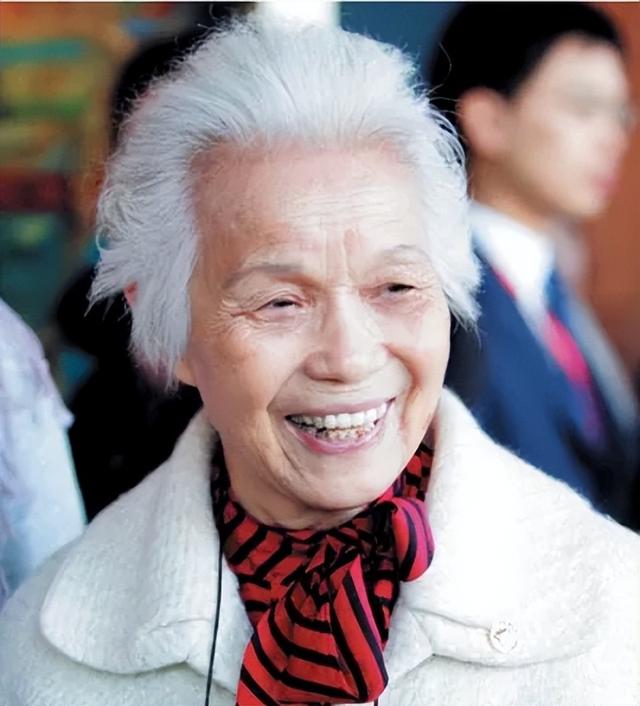 她是副总理之女，联系父亲生前好友却遭嫌弃，苦笑：他们都讨厌我