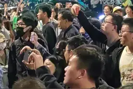 周杰伦演唱会围墙趴满侧耳歌迷，隔空大声合唱气氛火热图片