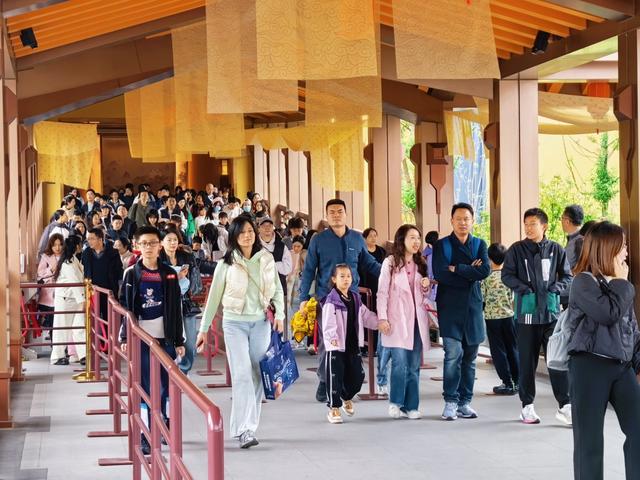 资阳方特：多举措应对秋假客流 全力保障游客体验