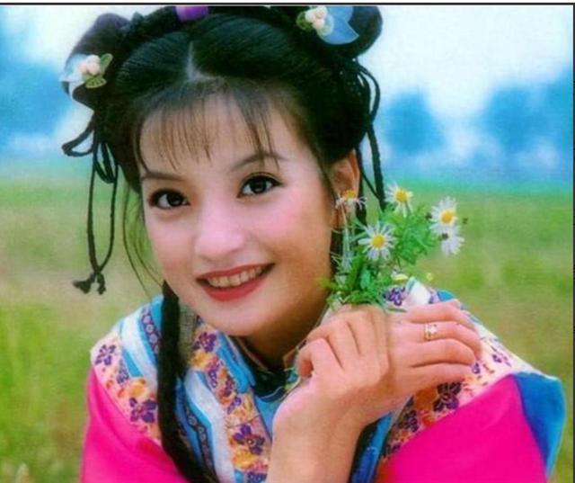 面相又变了！49岁赵薇广东吃饭	，又老又瘦没架子，却再无回头路走