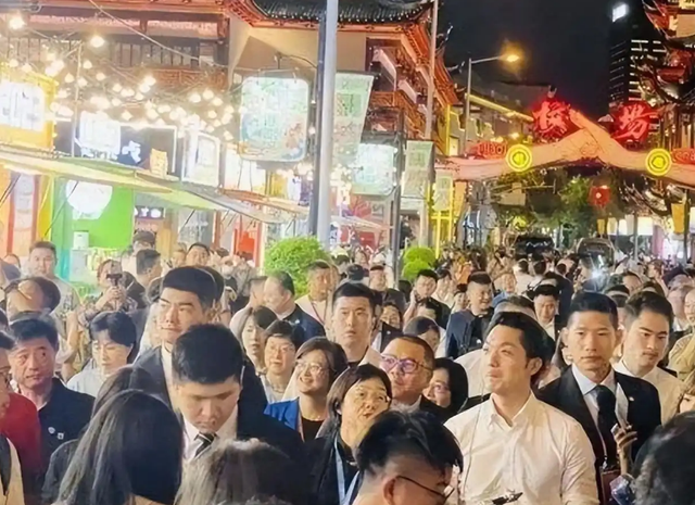 蒋介石曾孙，蒋家第四代中唯一活跃政坛的，长相帅气，今年46岁