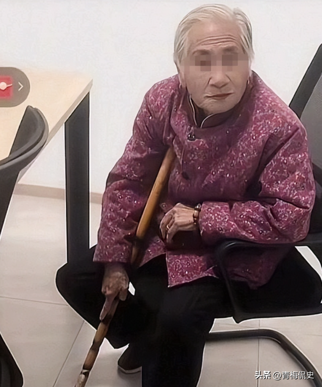 暴打母亲男后续：亲戚称他良心不坏，动手事出有因，老人拿钱捞人