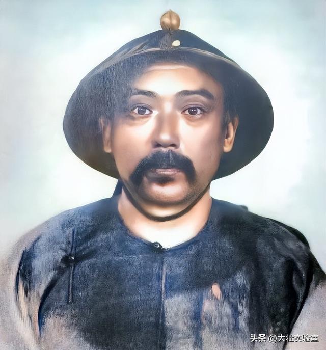 袁世凯的真实老照片：穿龙袍坐龙椅接受朝拜，姨太太确实漂亮！