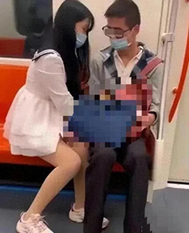 上海地铁情侣不雅行为曝光：皮包遮盖部位引关注