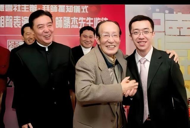 2006年	，李菁拜师胜杰为师，常宝华称赞李菁，是学者型的相声演员