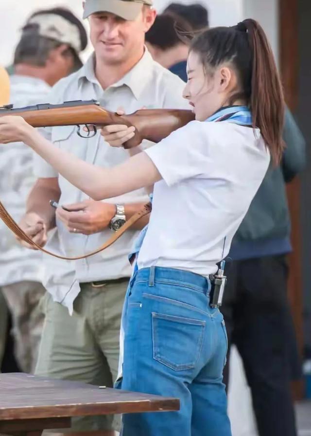 宋祖儿越长越漂亮，穿紧身牛仔裤超好看，腰臀线条太让人羡慕了