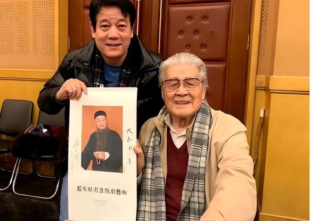 白天演员、晚上间谍，隐姓埋名75年，95岁“姜子牙”的传奇一生