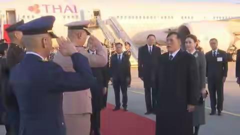 连国丧都顾不上了！泰国王打破常规访华，他们实在是撑不住了