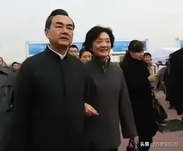 “外交男神”王毅年轻旧照，与妻子罕见同框，岳父曾是周总理秘书