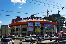 真实的蒙古人情况：扎堆去首都，买不起房子，就住在蒙古包里图片