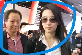 刘亦菲和她三个“爹”：生父是外交官继父是美国律师，干爹很神秘图片