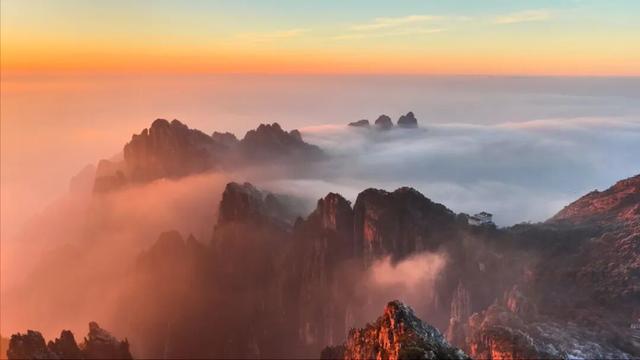 黄山冬日美景“开挂”雾凇、佛光、云海、日出日落出镜，美到失语