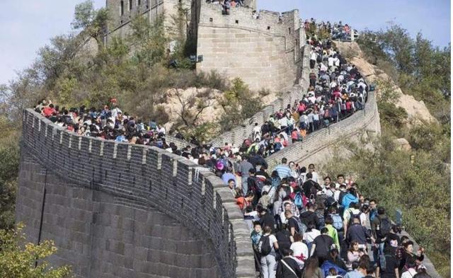 经济下行期，旅游咋还火出圈了？