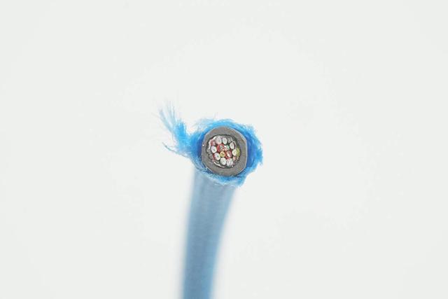 兼顾240W快充和40Gbps高速传输，异泽磁吸编织数据线拆解