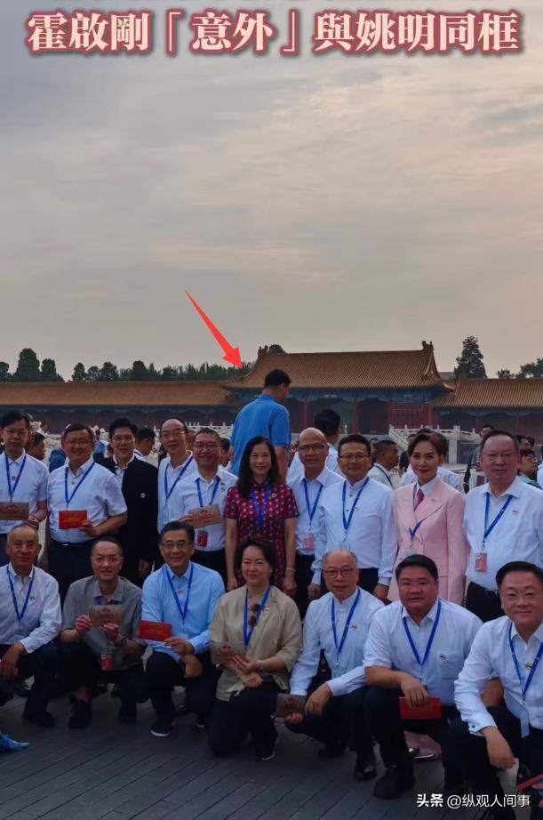 九三阅兵现场！姚明太扎眼，霍启刚抢镜，郑钦文潘展乐全在好热闹