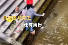 两名女子将米面油和牛奶倒进湘江放生，目击者：当时在钓鱼看到这一幕很不理解，她们弄了大概半个小时图片