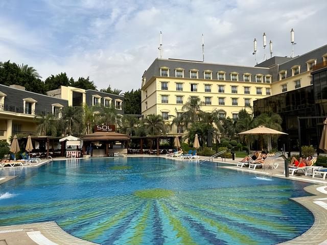 释囚比游客还潇洒！154人住五星级酒店，奢靡享乐资金来源成谜