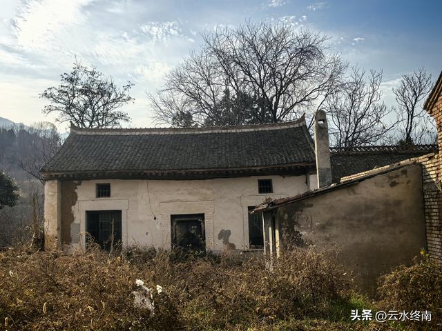 游览了这片芦花后，我又到蓝田这个没有拆掉的村子，见到这些老人