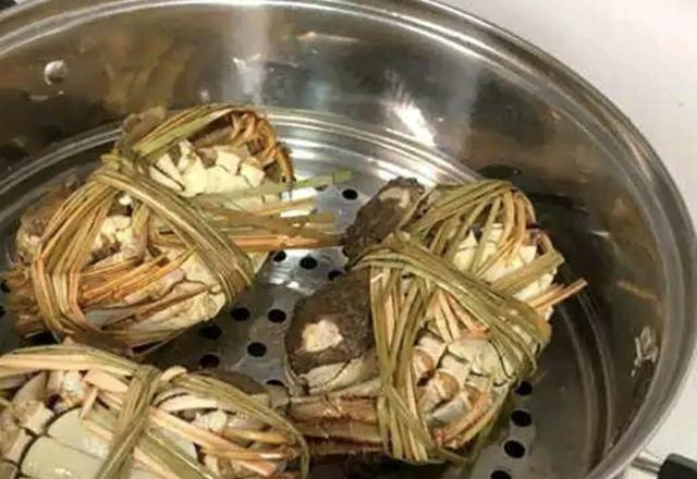 蒸螃蟹要多长时间才熟！牢记3个时间点，不掉腿不流黄，蟹肉鲜嫩