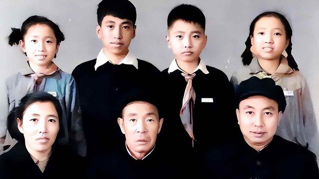 华国锋夫人韩芝俊有多美？1961年全家在长沙留影，30岁她端庄贤惠