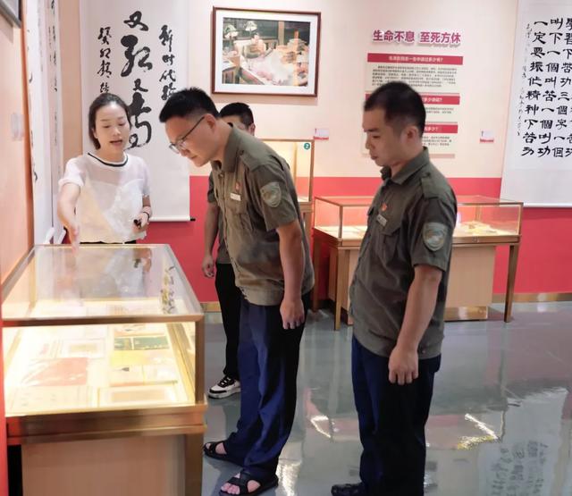 江西庐山国家级自然保护区管理局一行参观九江三红珍藏馆