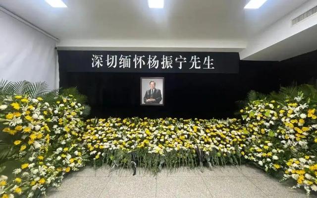 看懂杨振宁10年前的预言，才明白无儿无女的翁帆，早被安排好退路
