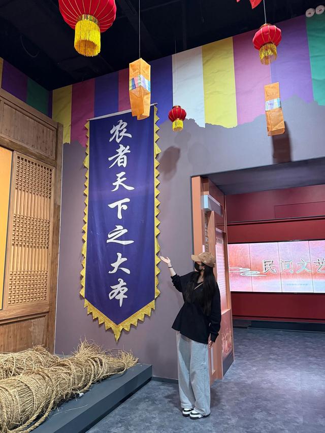 杨幂去延吉旅行，她站在玉米地里拍照，她还去了抗日博物馆！