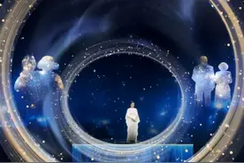 王菲的粉色“虾片”耳环，价值1300欧，她带火的那些单品……图片