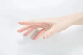 这2个动作做不了，当心被帕金森缠上！看看你有吗图片