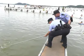 湖北武汉：无惧高温“烤”验 忠诚“汗”卫平安图片